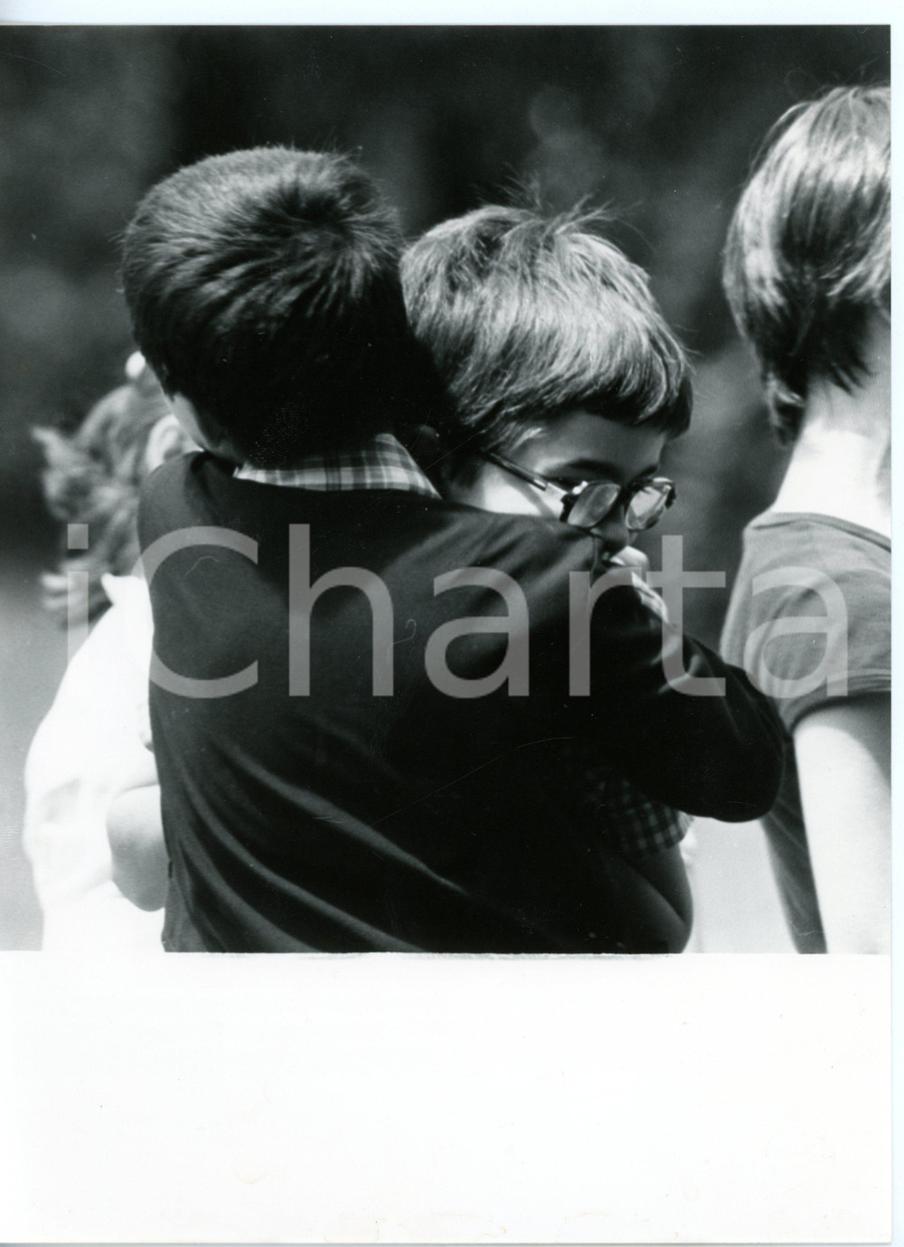 Fotografia d epoca originale 1980 ca MILANO AFFORI Abbraccio tra due bambini Foto ARTISTICA 18x24 cm 1