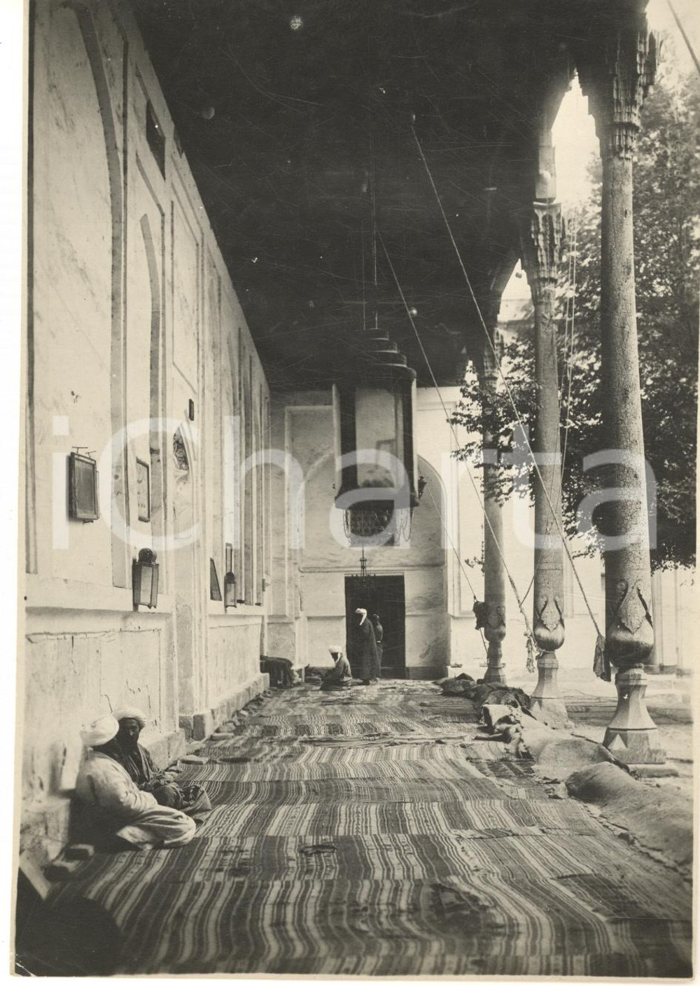 Fotografia d epoca originale 1934 SAMARCANDA Musulmani in preghiera e meditazione in un cortile Foto 16x20 1