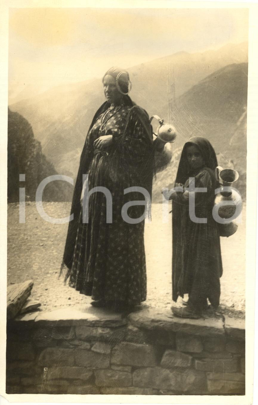 Fotografia d epoca originale 1931 DAGHESTAN URSS Donna e ragazza con le brocche per l acqua  Foto 11x17 cm 1