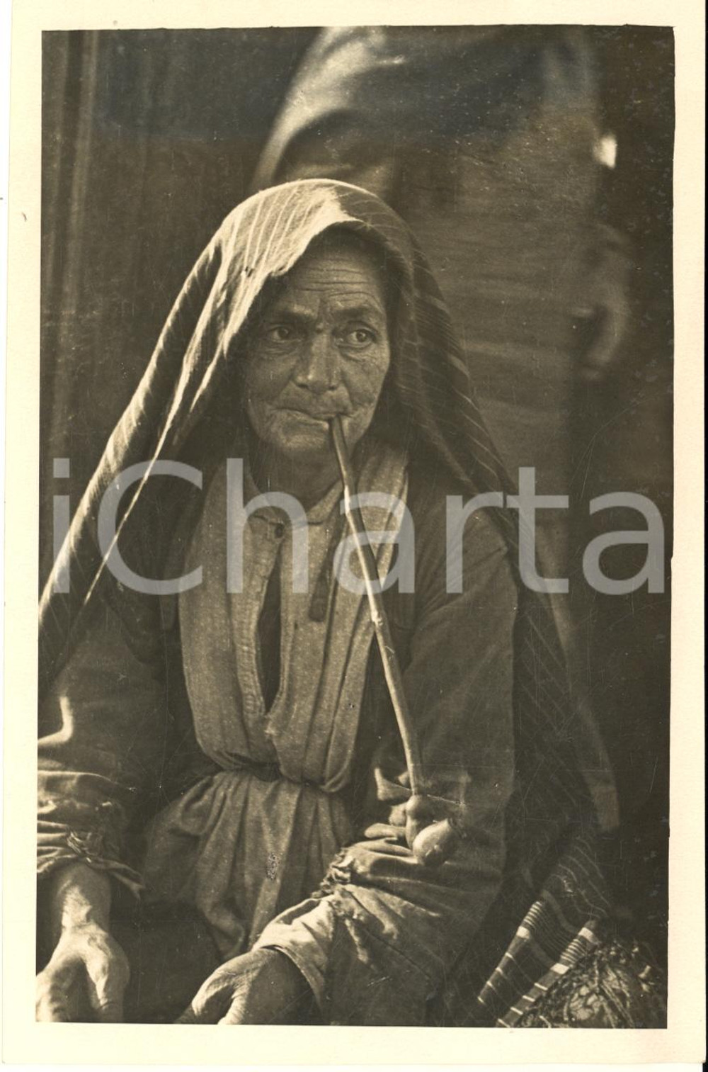 Fotografia d epoca originale 1932 DAGHESTAN URSS Anziana donna di etnia LEZGINI fuma la pipa  Foto 11x17 1