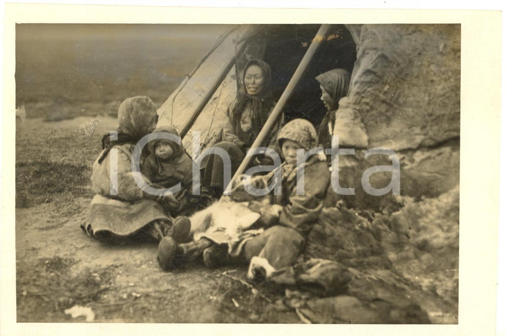 Fotografia d epoca originale 1930 SIBERIA URSS Famiglia di nomadi NENET nella loro tenda Foto 16x11 cm 1