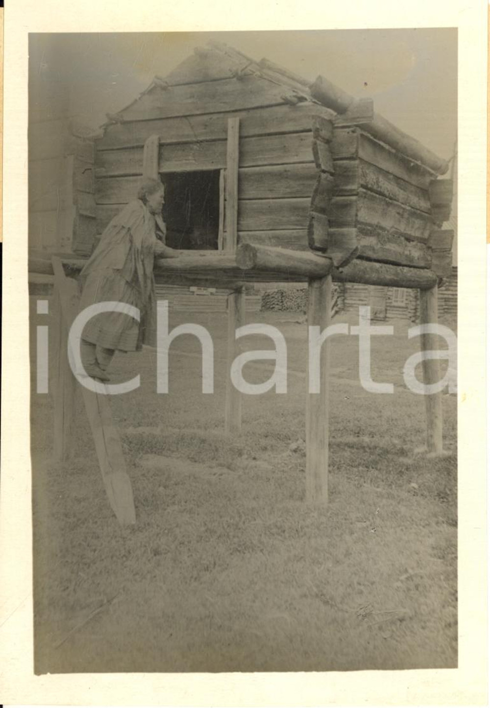 Fotografia d epoca originale 1927 SIBERIA URSS Donna OSTYAK presso un piccolo fienile  Foto 10x14 cm 1