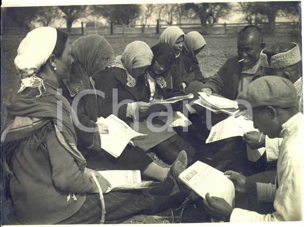 Fotografia d epoca originale 1931 ASTRAKHAN Contadini tartari di una fattoria collettiva leggono il giornale 1
