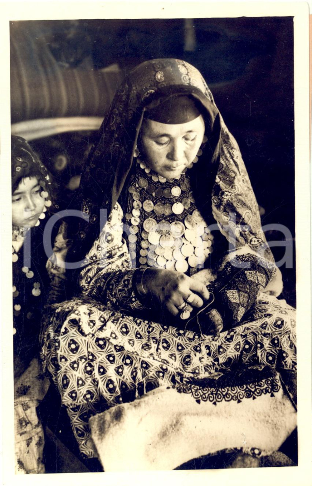 Fotografia d epoca originale 1927 BASCHIRIA URSS Donna in abito tradizionale cuce una scarpa Foto 11x17 1