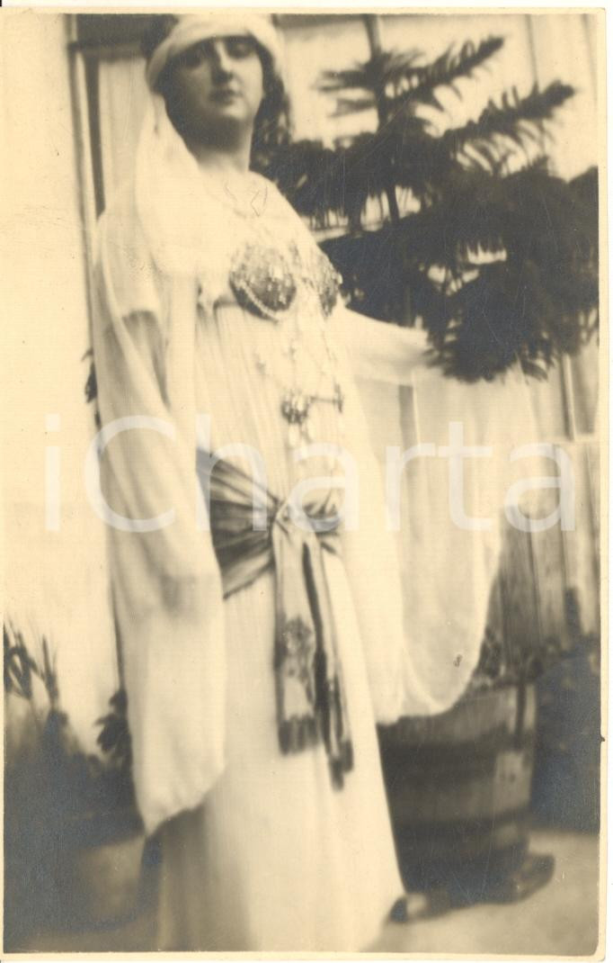 Fotografia d epoca originale 1920 ca SALO  Ritratto di donna in abito orientaleggiante  Foto G. FRANZOSI 1