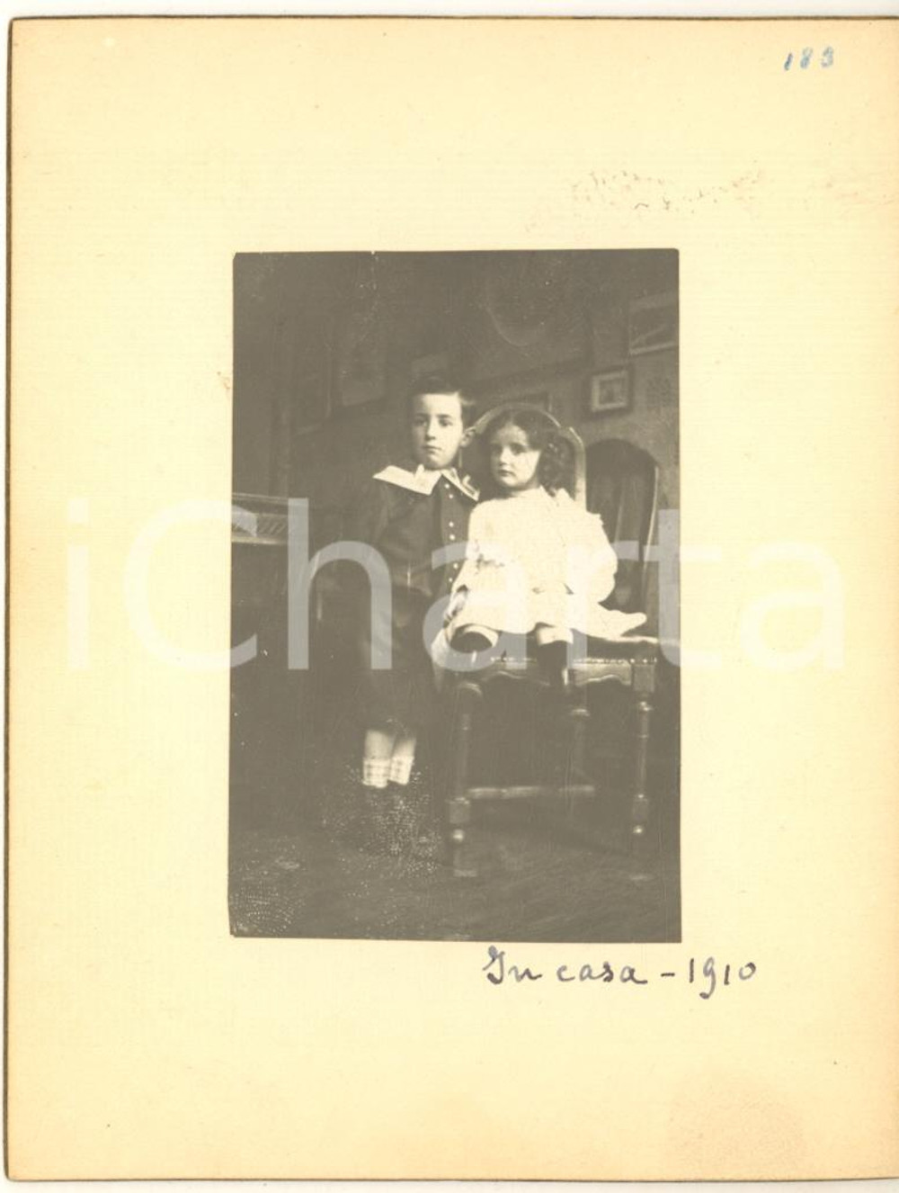 Fotografia d epoca originale 1910 MILANO ? Ritratto di due fratellini nella loro casa  Foto VINTAGE 10x13 1