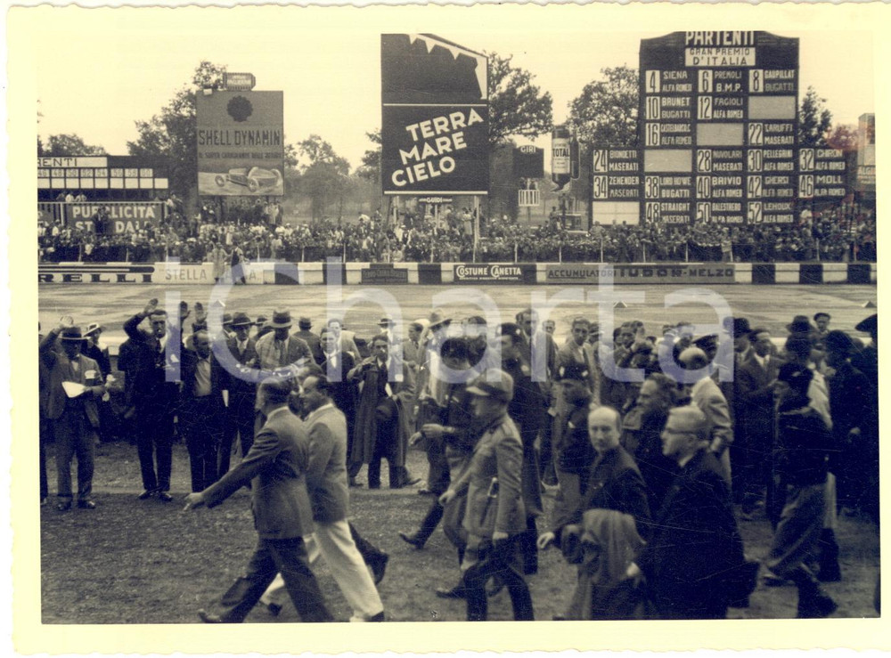 Fotografia d epoca originale 1933 AUTOMOBILISMO MONZA GP d Italia  Achille STARACE passa tra il pubblico 1