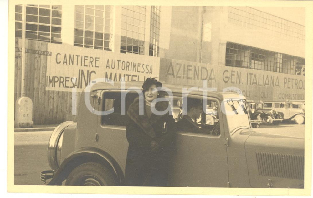 Fotografia d epoca originale 1935 ca GENOVA Cantiere impresa G. MANTELLI  Donna con automobile  Foto 1