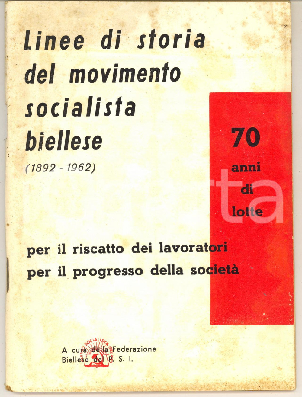 1962 AA.VV. PSI BIELLA Linee di storia del movimento socialista biellese 64 pp. Pubblicazione d'epoca, con alcune illustrazioni b/n e numerose pubblicit&agrave;.FORMATO: 16x21 cmPAGINE: 64CONDIZIONI: POOR (buone condizioni interne, ma copertina danneggiata da macchie diffuse)EDITORE: Tipografia Piero De Marchi - Vercelli    originale e autentica 1