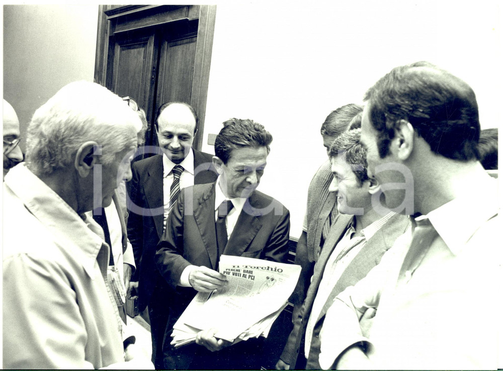 Fotografia d epoca originale 1970 ca MILANO ? Enrico BERLINGUER distribuisce Il Torchio pro PCI  Foto 1