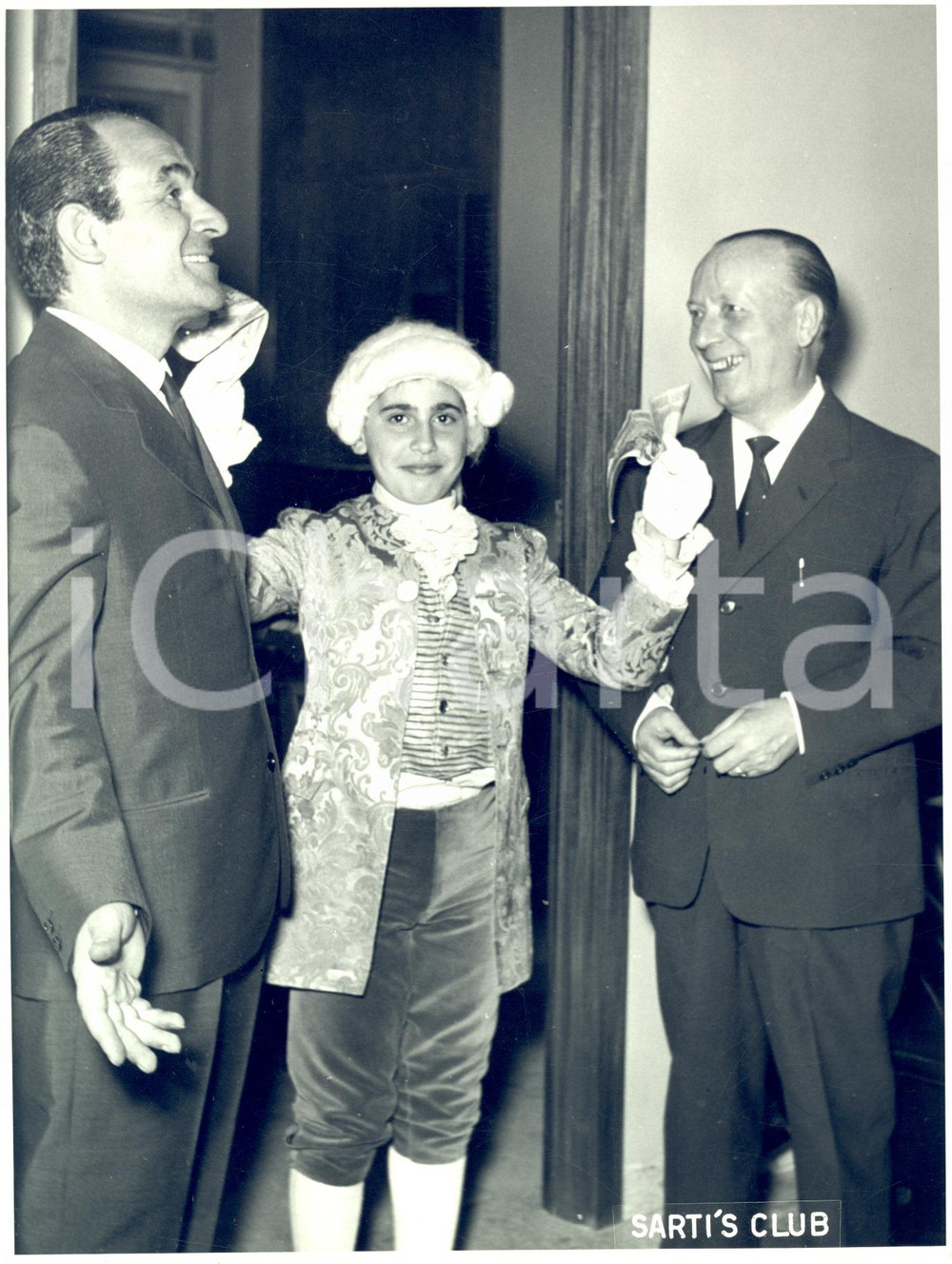 Fotografia d epoca originale 1980 ca MILANO via Fara 39  Evento al SARTI S CLUB  Foto 18x24 cm 2 1