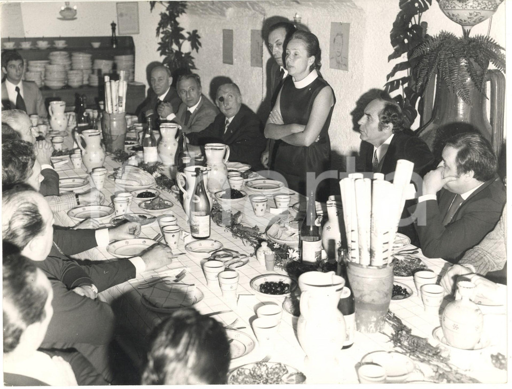 Fotografia d epoca originale 1985 ca MILANO Cena CORRIERE DELLA SERA  Stagione Teatro alla Scala Foto 24x16 1