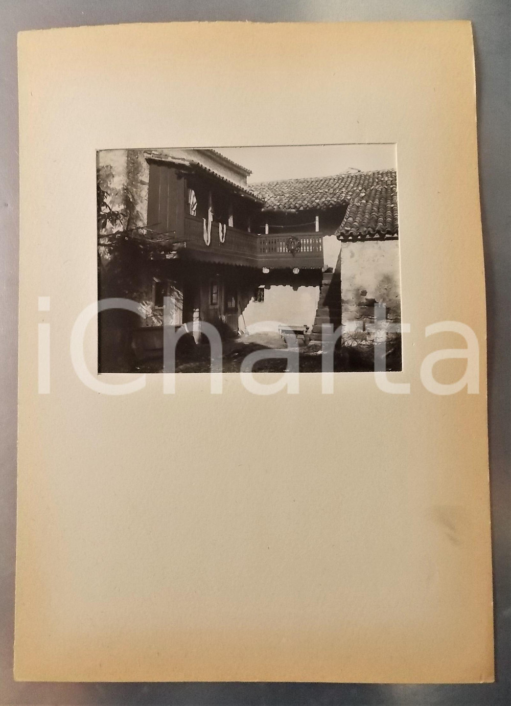 Fotografia d epoca originale 1902 BANNE / TRIESTE Veduta di un cortile rustico Foto con passepartout 24x34 1