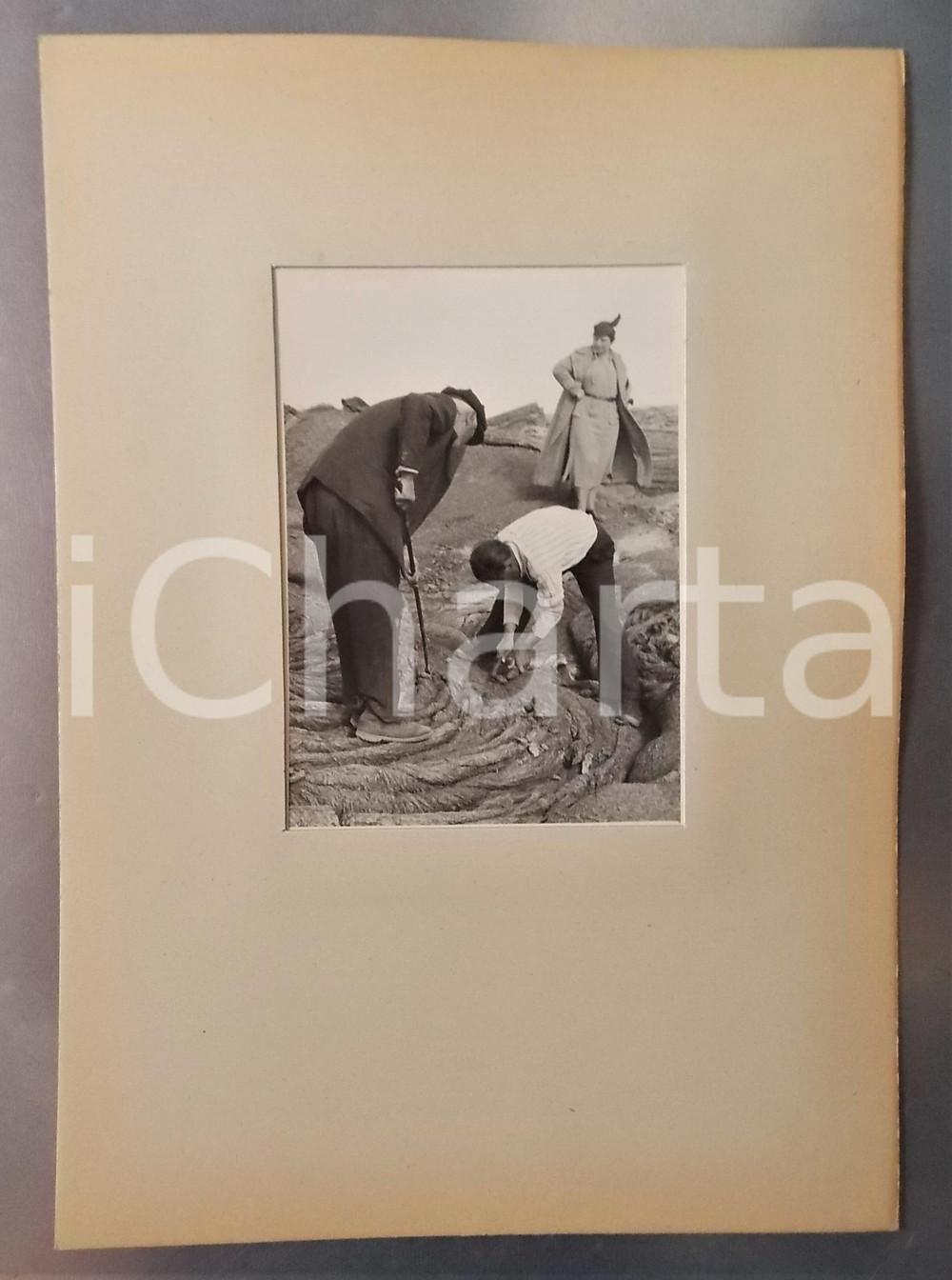 Fotografia d epoca originale 1937 VESUVIO Fabbricatori di ricordi sul vulcano Foto con passepartout RARA 1