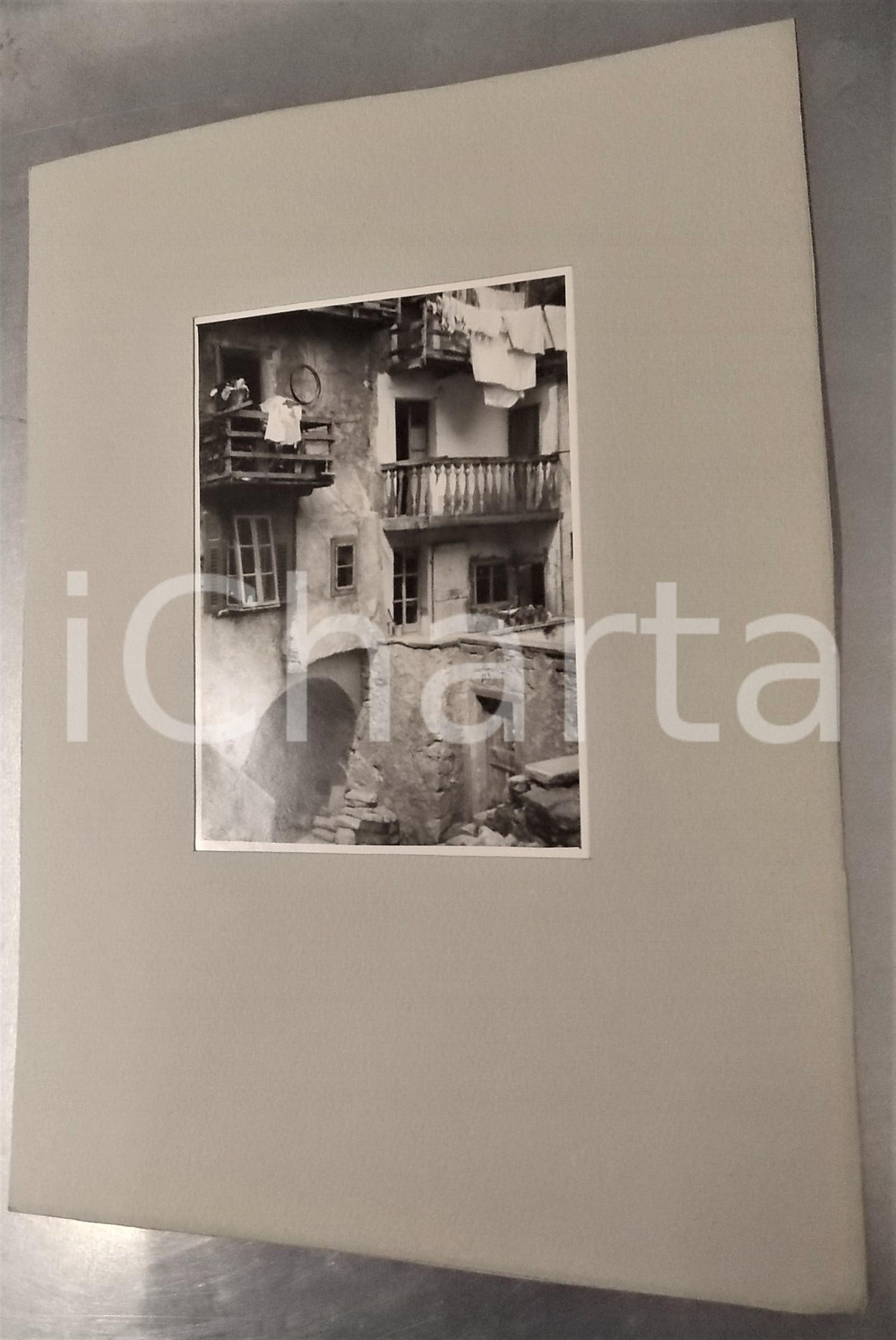 Fotografia d epoca originale 1949 RIVA DEL GARDA Vecchio cortile Foto VINTAGE con passepartout 24x34 cm 1