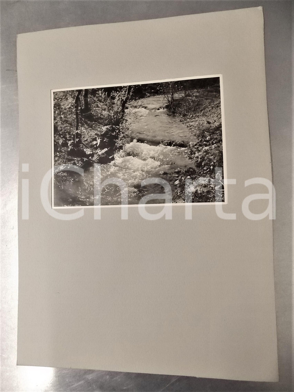Fotografia d epoca originale 1940 ca Area di WINZENDORF AUSTRIA Un fiumicello Foto con passepartout 24x34 1