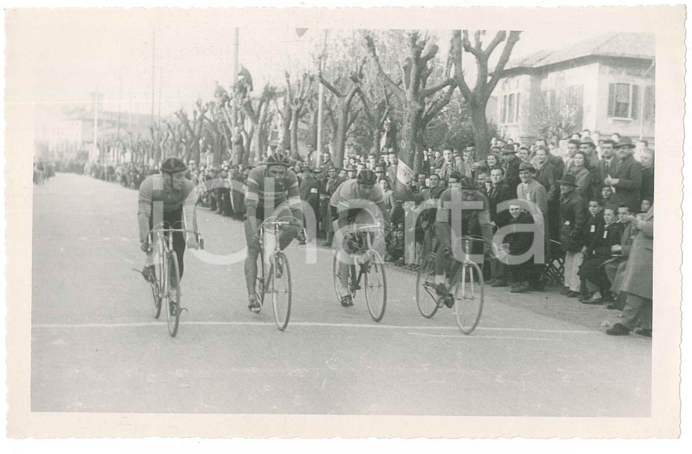 Fotografia d epoca originale 1950 ca LOMBARDIA CICLISMO Gruppo di corridori al traguardo  Foto 17x11 cm 1