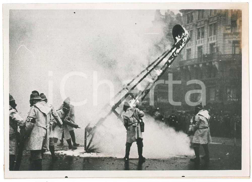 Fotografia d epoca originale 1937 BUDAPEST Esercitazioni di difesa passiva  Pompieri  Foto 18x13 cm 1