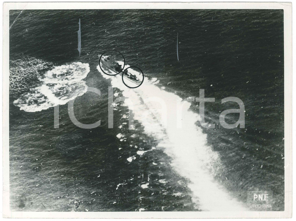 Fotografia d epoca originale 1942 WW2 LIBIA Cacciatorpediniere inglese centrato da una bomba italiana Foto 1
