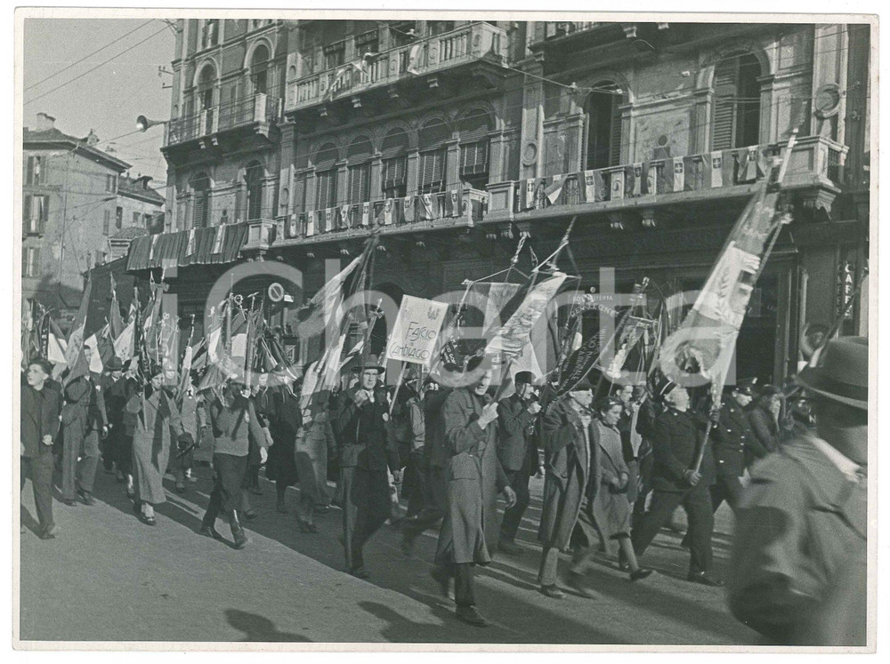 Fotografia d epoca originale 1940 ca MILANO FASCISMO  Corteo Dopolavoro e Fasci Comunali  Foto 23x17 1