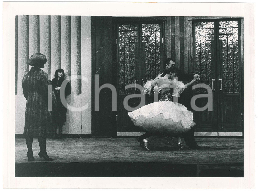 Fotografia d epoca originale 1980 ca ITALIA TEATRO  Spettacolo Scena di ballo  Foto 24x18 cm 1