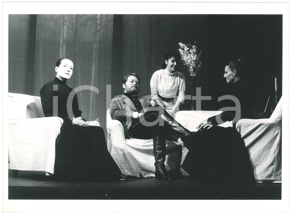 Fotografia d epoca originale 1980 ROMA TEATRO Tre sorelle di Cechov  Regia DE LULLO  Foto di scena 1