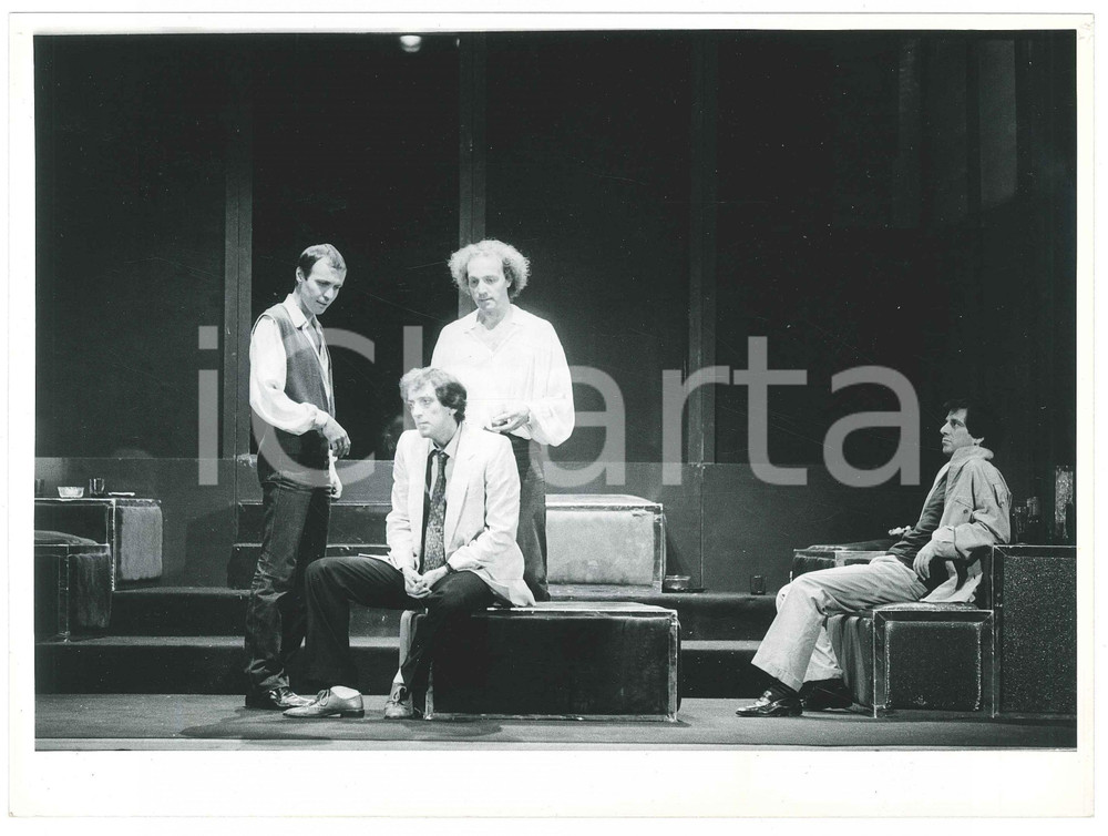 Fotografia d epoca originale 1981 TEATRO Festa per il compleanno del caro amico Harold  Foto di scena 1 1