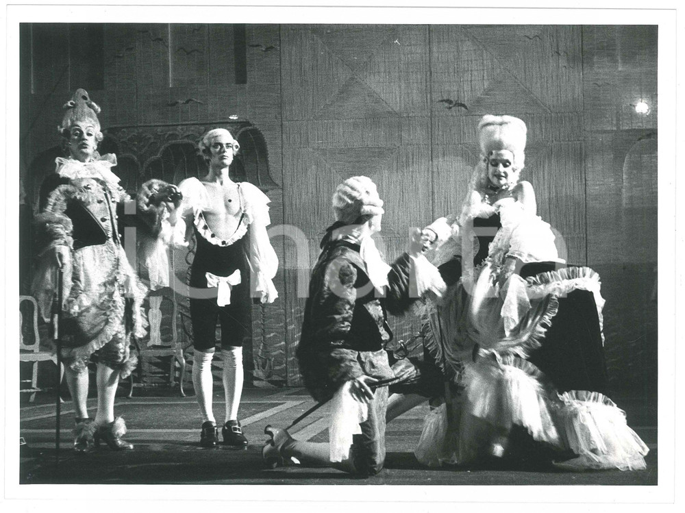 1980 ca ITALIA TEATRO Spettacolo - Fotografia di scena (4) 24x18 cm  Fotografia originale.FOTOGRAFO: Enzo e Raffaello Bassotto GOOD/buono  Formato: 24x18 cm originale e autentica 1