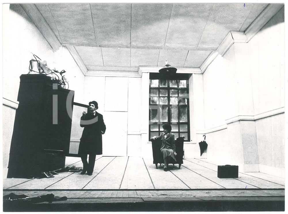 Fotografia d epoca originale 1976 BRESCIA Compagnia della Loggetta Vestire gli ignudi Foto 24x18 cm 1