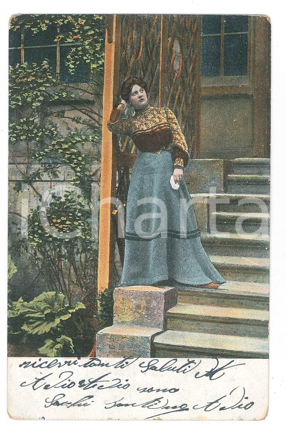 Cartolina originale da collezione 1911 ITALIA  COSTUME Ritratto di donna su scalinata  Cartolina FP VG 1