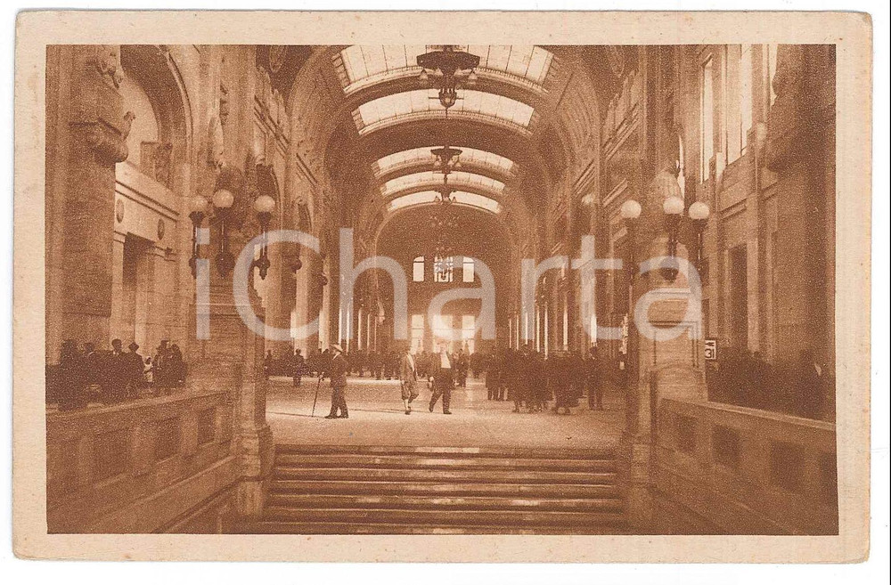 Cartolina originale da collezione 1930 ca MILANO Salone interno della Stazione Centrale  Cartolina ANIMATA FP NV 1