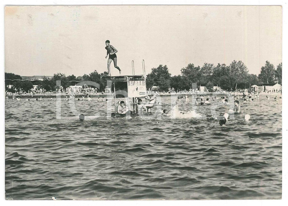 Cartolina originale da collezione 1963 ZARA  Bagnanti nelle acque del Mar Adriatico  Cartolina ANIMATA FG 1