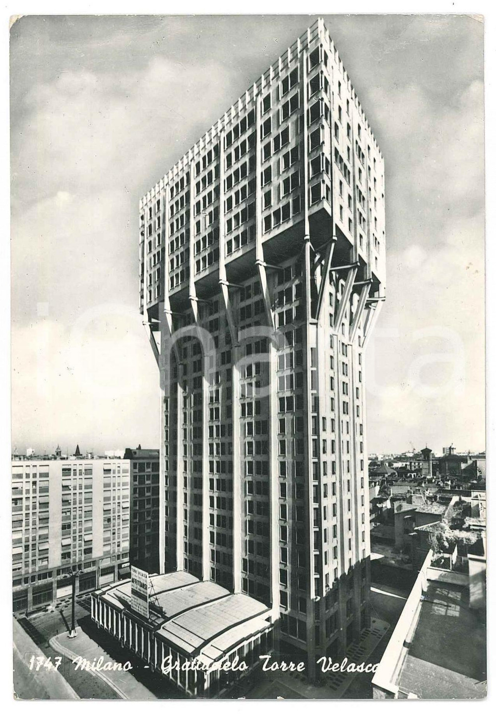 Cartolina originale da collezione 1961 MILANO Grattacielo Torre Velasca  Cartolina FG VG 1