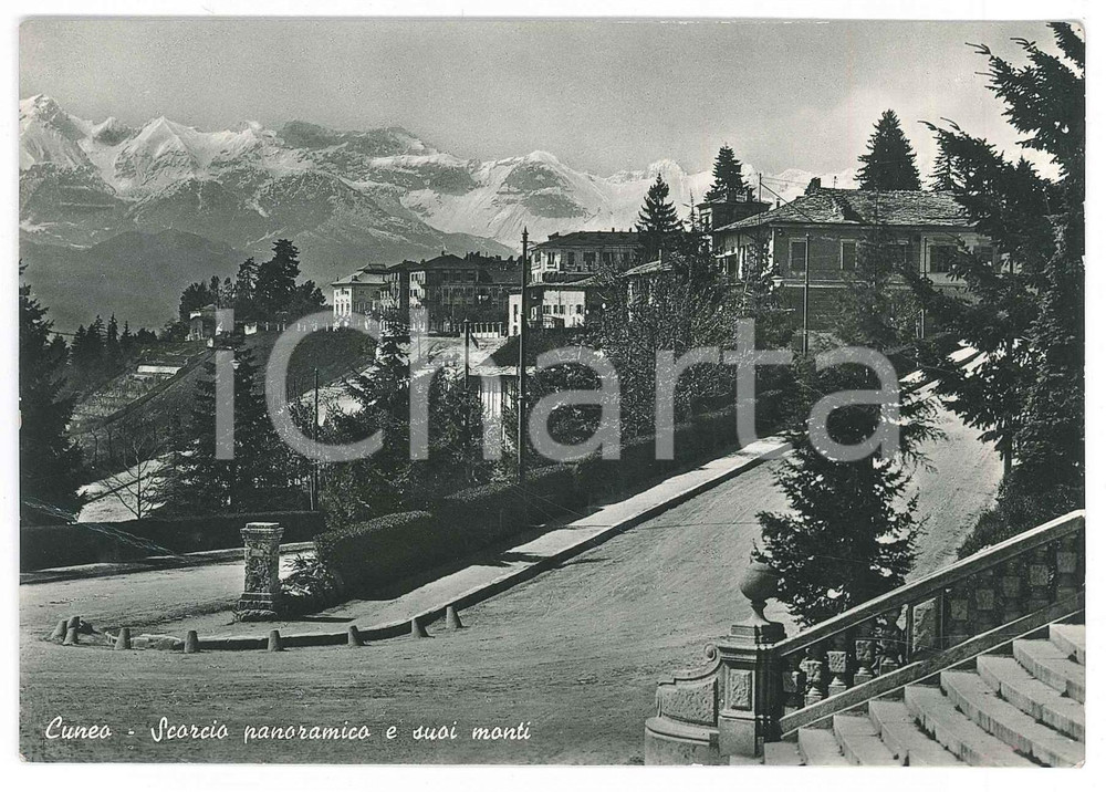 1955 CUNEO Scorcio panoramico con le Alpi - Cartolina FG VG Cartolina d'epoca viaggiata ma con affrancatura mancante. FAIR/discreto Smussature agli angoli, residuo di incollatura al verso, piegatura al margine sinistro Formato: 15x10 cm originale e autentica 1