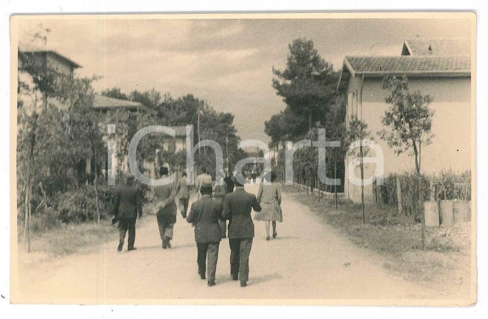 Fotografia d epoca originale 1940 ca RICCIONE ALTO Abitanti in cammino lungo un viale  Fotografia 13x8 cm 1