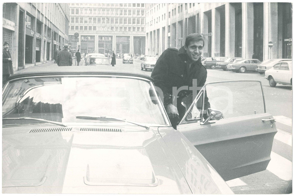 Fotografia d epoca originale 1970 ca MILANO Piazza SAN BABILA Adriano CELENTANO su FORD MUSTANG Cabrio Foto 1