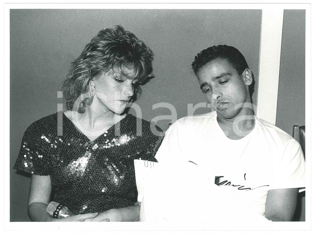 Fotografia d epoca originale 1985 ca ITALIA COSTUME Maria Sole SANTASILIA ed Eros RAMAZZOTTI 2 Foto 1