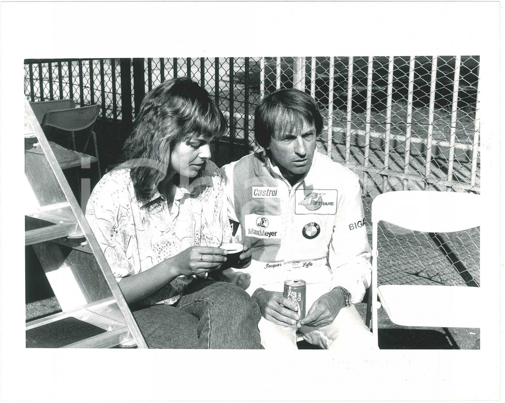 Fotografia d epoca originale 1985 ca FORMULA UNO Pilota Jacques LAFFITE con la compagna 2 Foto 25x20 1