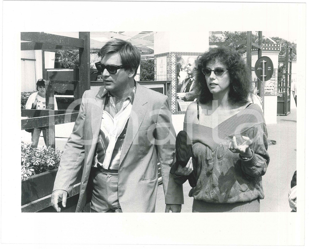 Fotografia d epoca originale 1985 ca VENEZIA Stefania SANDRELLI con Giovanni SOLDATI 2 Foto 25x20 1