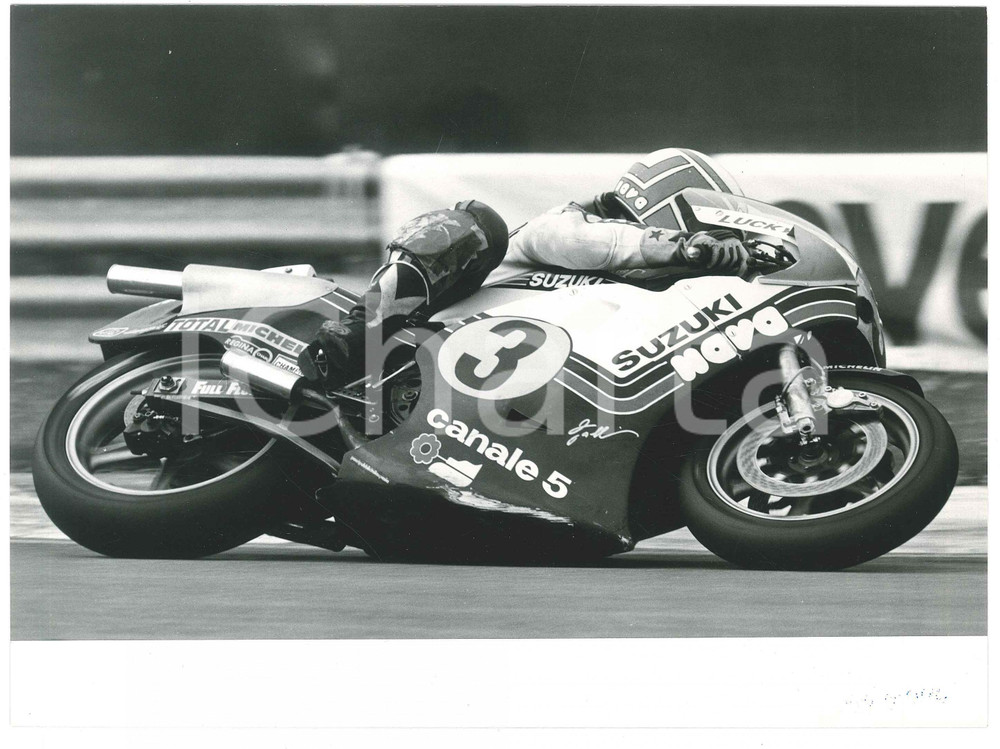 Fotografia d epoca originale 1985 ca MOTOCICLISMO Pilota Marco LUCCHINELLI in gara su SUZUKI  Foto 24x18 cm 1