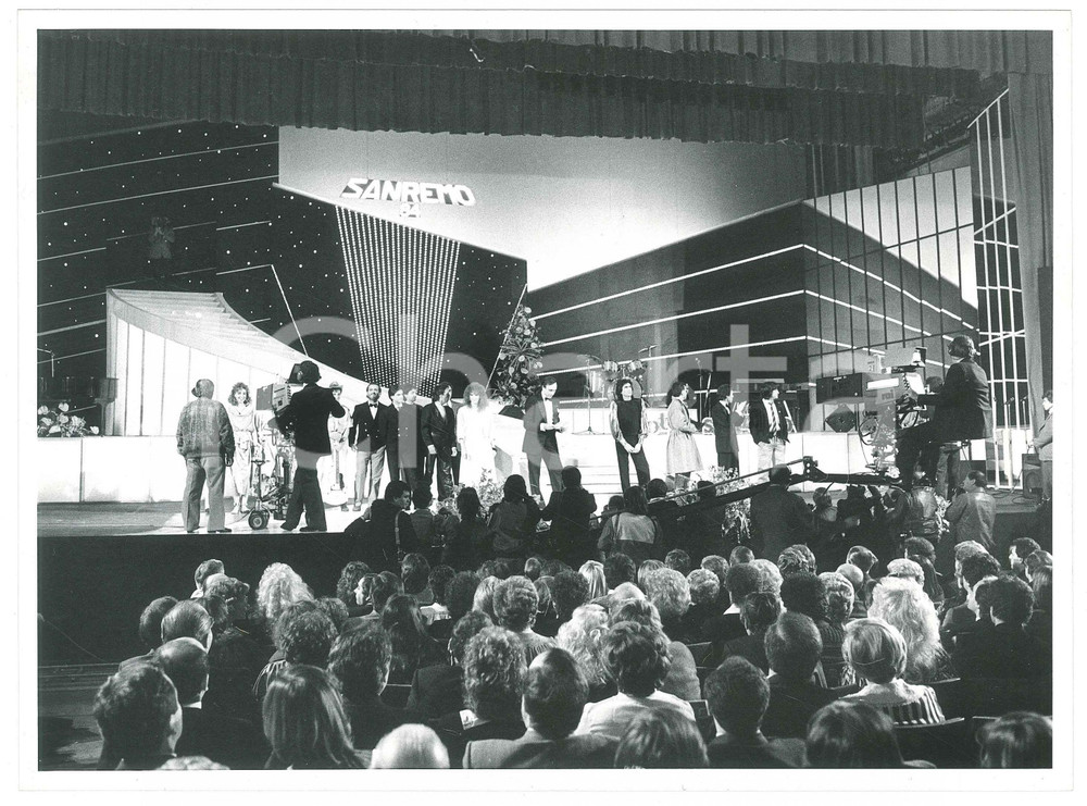 Fotografia d epoca originale 1984 FESTIVAL DI SANREMO Pippo BAUDO e i cantanti in gara 1 Foto 24x18 cm 1