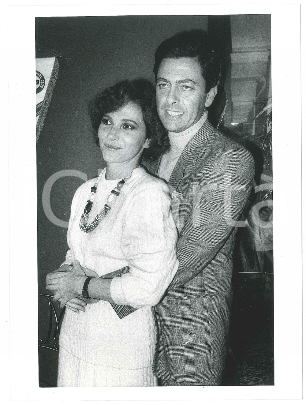 Fotografia d epoca originale 1985 ca MILANO TERRAZZA MARTINI Ivana MONTI Andrea GIORDANA abbracciati 4 Foto 1