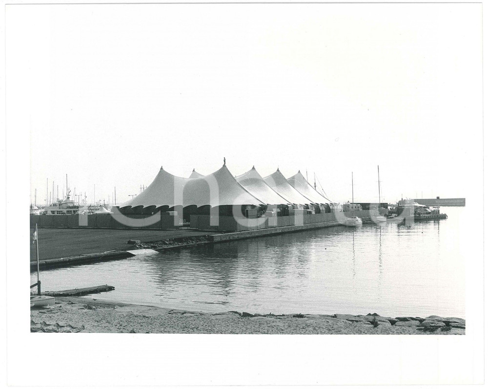 Fotografia d epoca originale 1985 ca SANREMO  Veduta del PALAROCK  Esterno 2 Foto 25x20 cm 1