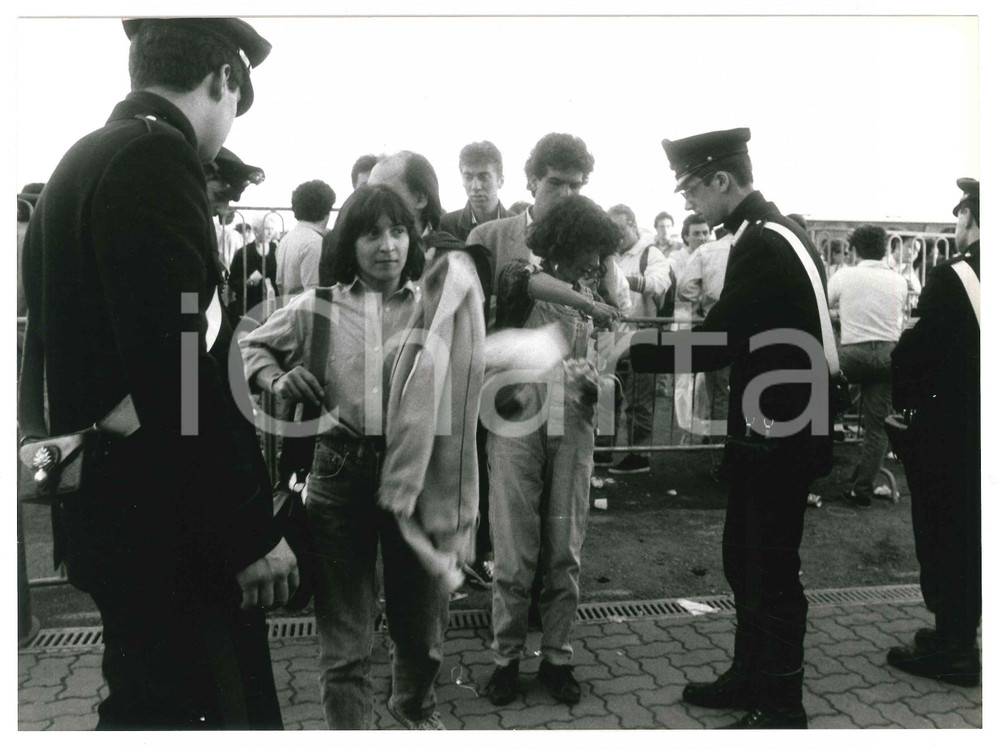 Fotografia d epoca originale 1975 ca ITALIA Concerto di Frank ZAPPA  Controlli ai fan  Foto 18x24 cm 1