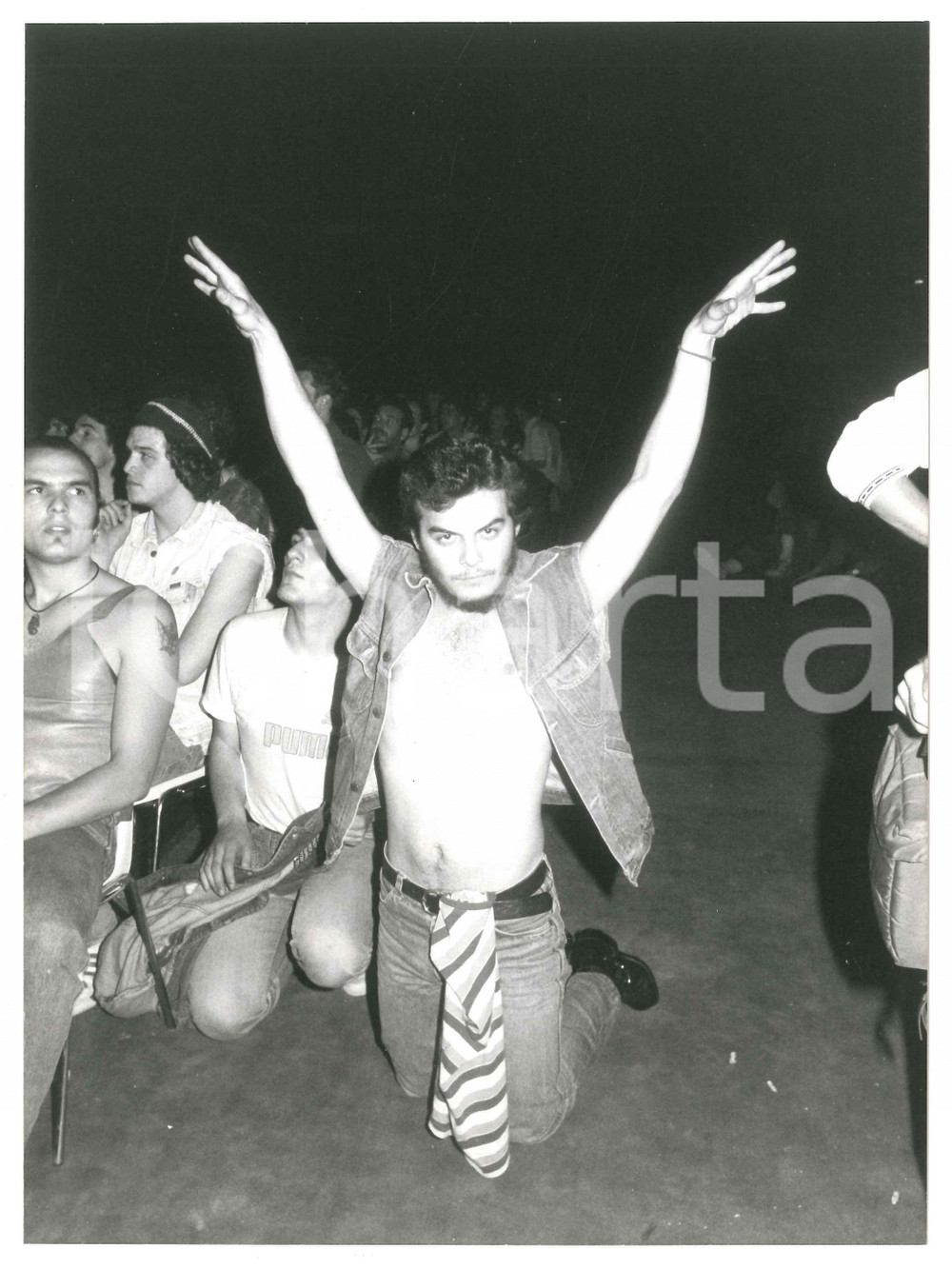 Fotografia d epoca originale 1975 ca ITALIA Concerto di Frank ZAPPA  Pubblico in attesa 5 Foto 18x24 cm 1