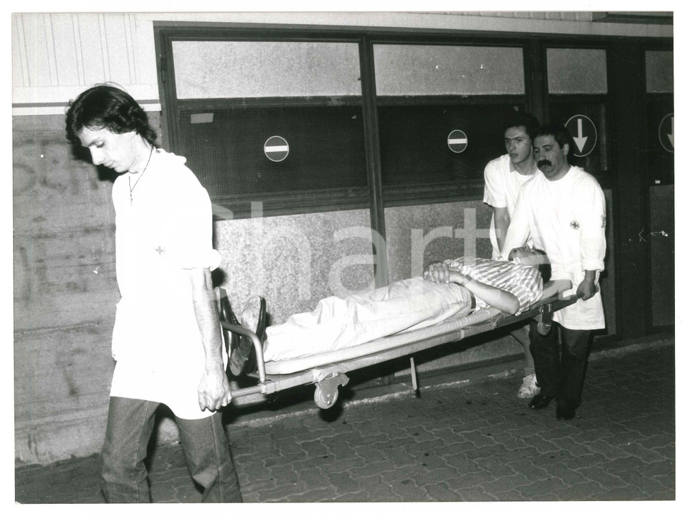 Fotografia d epoca originale 1975 ca ITALIA Concerto di Frank ZAPPA  Soccorsi a un fan  Foto 18x24 cm 1