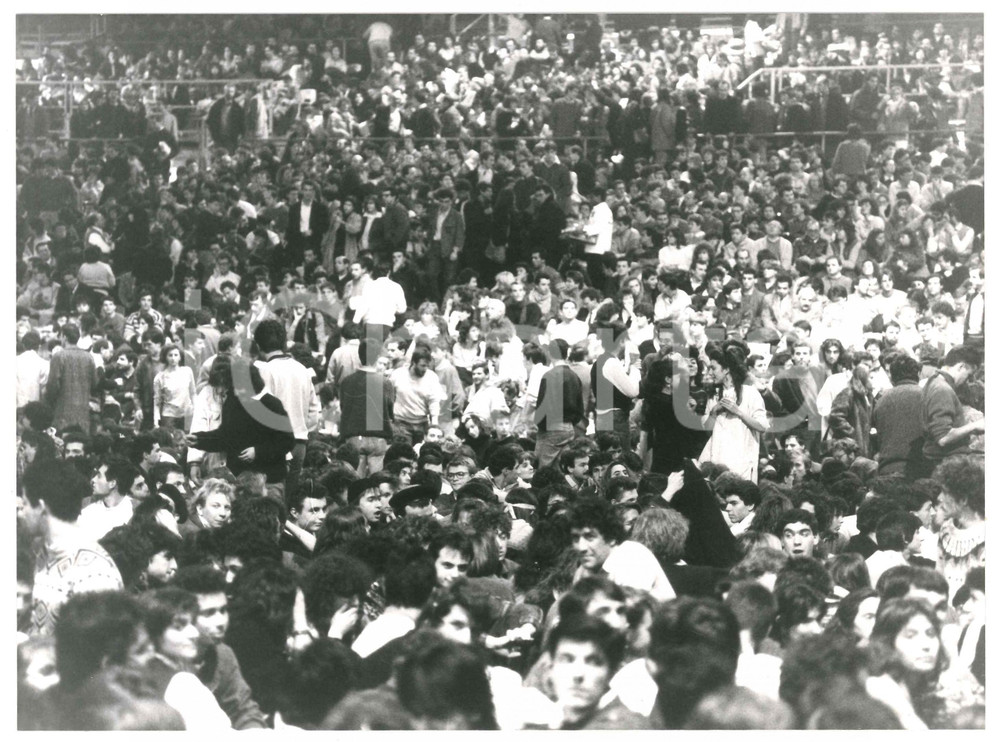 1975 ca ITALIA Concerto di Frank ZAPPA - Pubblico in attesa (3) Foto 24x18