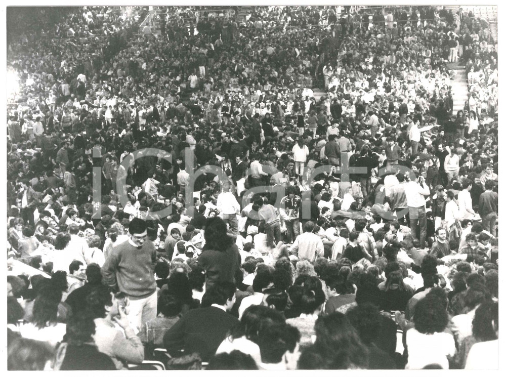 Fotografia d epoca originale 1975 ca ITALIA Concerto di Frank ZAPPA  Pubblico in attesa 4 Foto 24x18 1