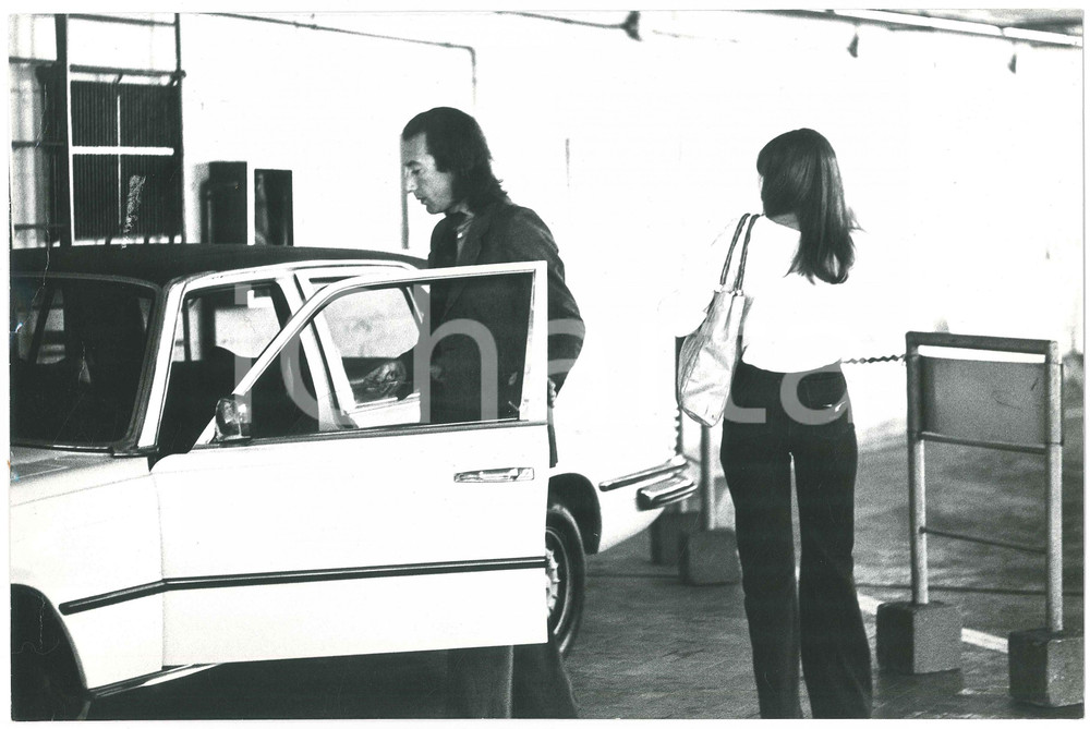 Fotografia d epoca originale 1970 ca MILANO Alfredo CERRUTI con Caterina CASELLI  Foto 30x20 cm 1