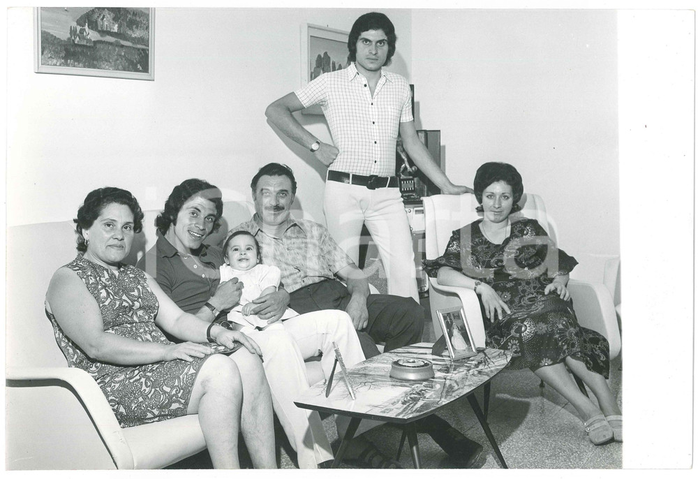 Fotografia d epoca originale 1970 ca COSTUME ITALIA Calciatore Franco CAUSIO in famiglia  Foto 30x20 cm 1